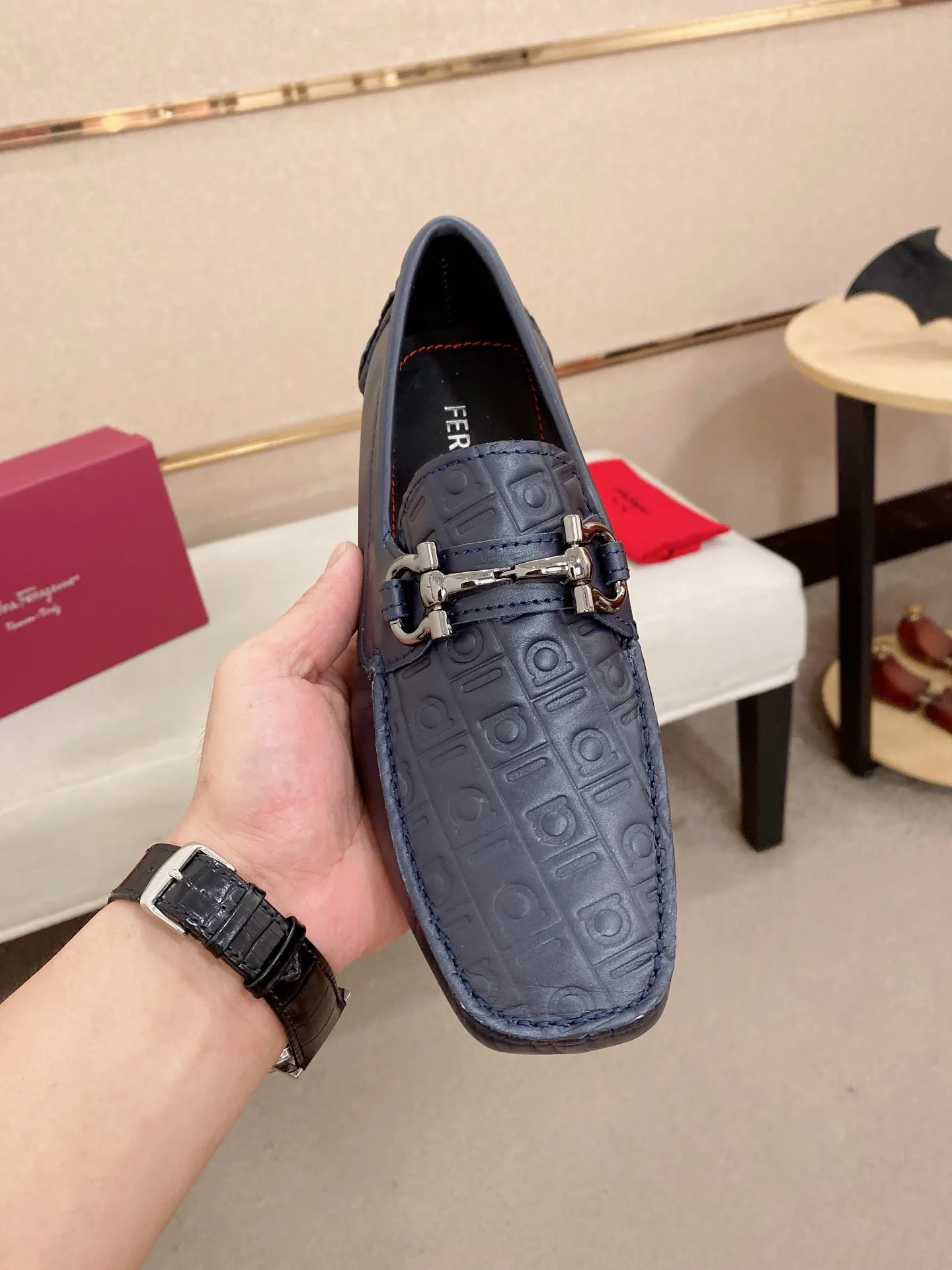 Men's shoes💰: 560💰High-end quality! Ferragamo🆕🆕Exclusive hot-selling products in stock🔥🔥New products on the shelves, high-quality Ferragamo men's pea shoes, high-end casual driving shoes, with complete packaging! 💪 💪 Material: imported cowhide 🐂 + imported high-quality water-dyed cowhide lining + wear-resistant outsole 👍🏻👍🏻 Features: high-end and comfortable, purely handmade 🚀 🚀 Create the perfect shoes that suit you best 🔥 🔥 Size: (38-44) 45 standard size can be customized!